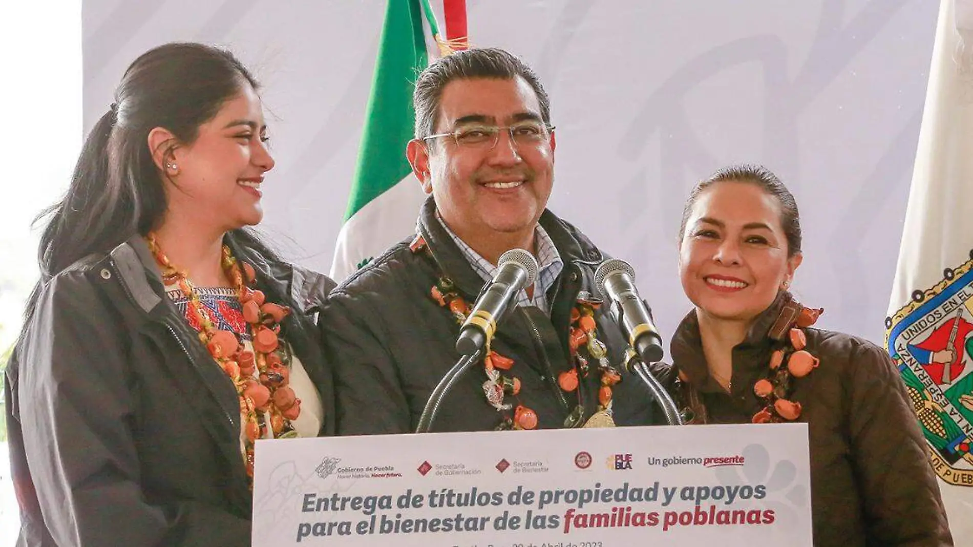 Sergio Salomón Céspedes Peregrina, encabezó la inauguración de la construcción de pavimento con adoquín, entrega de patrullas y apoyos para el bienestar en el municipio de Zautla